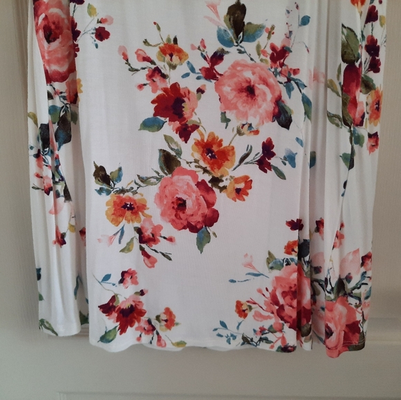 Cold Shoulder Floral Print Top - Picture 5 of 7